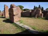 07224 ostia - regio i - insula xii - caseggiato a tabernae (i,xii,10) - westseite - 3. laden von norden - bli ri nordosten - 06-2024.jpg